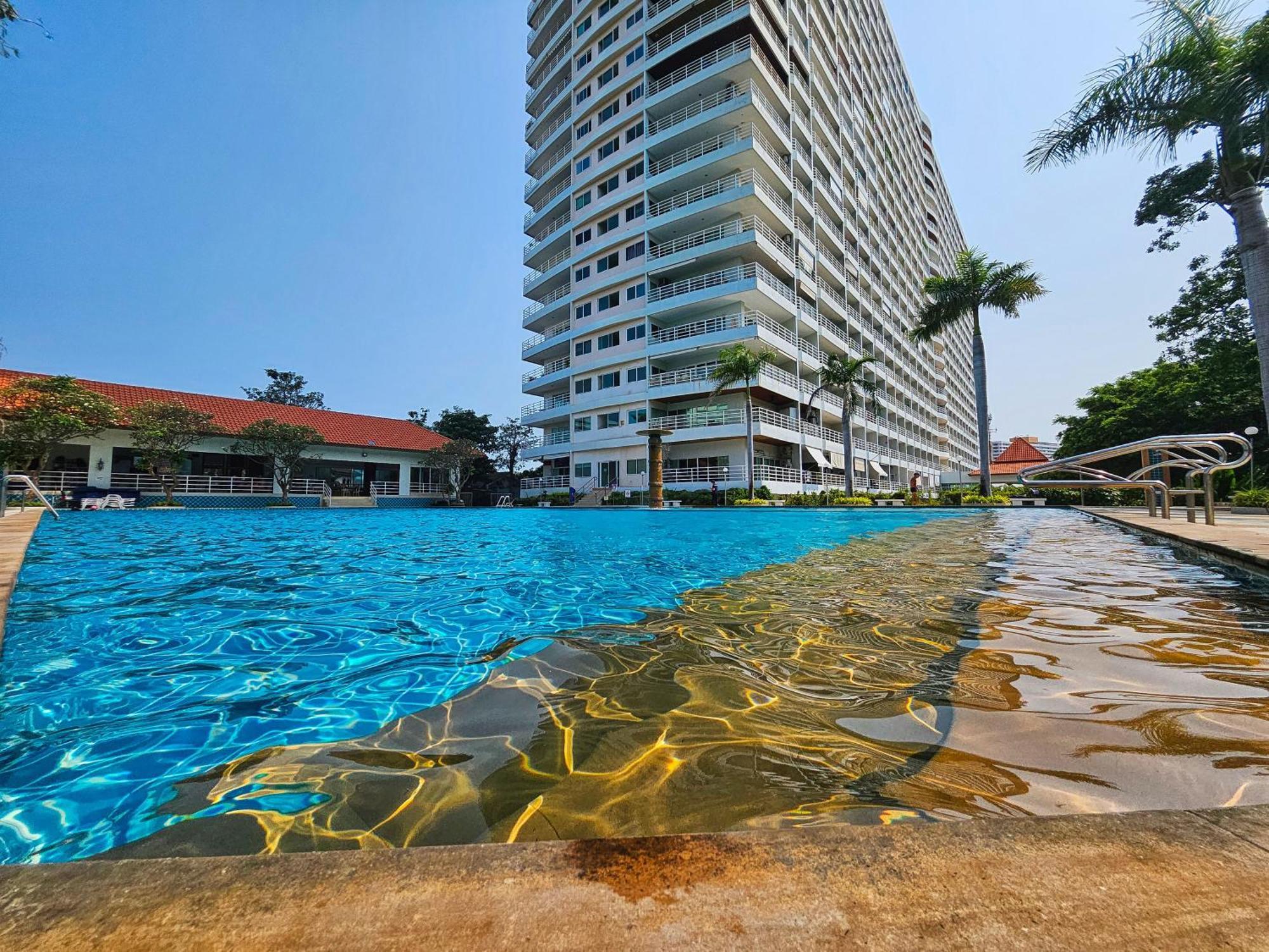 View Talay 5 Jomtien Beachfront Pattaya Bagian luar foto