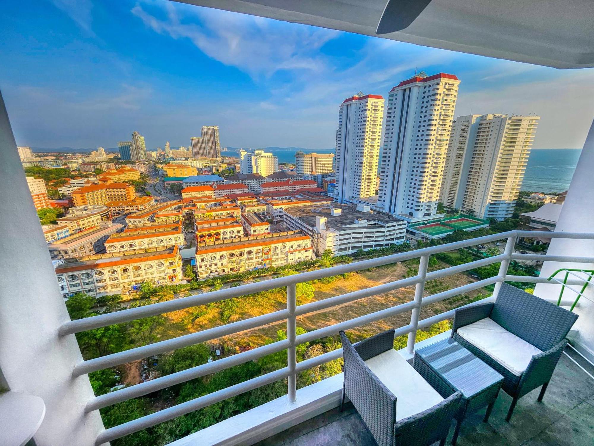 View Talay 5 Jomtien Beachfront Pattaya Bagian luar foto