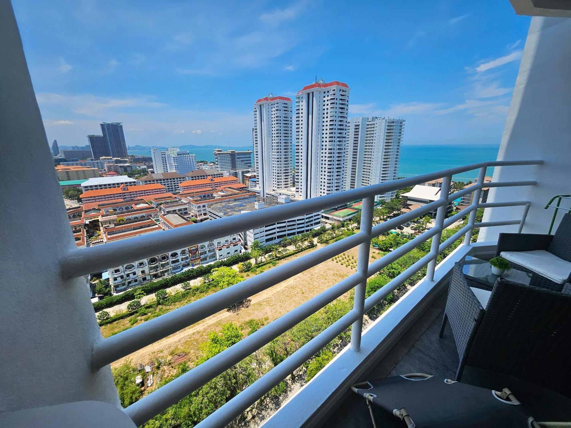View Talay 5 Jomtien Beachfront Pattaya Bagian luar foto